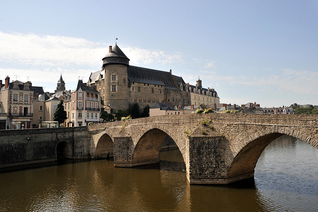 Le château de Laval et le pont vieux sur la Mayenne