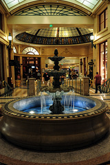Kaskadenbrunnen im Eingangsbereich