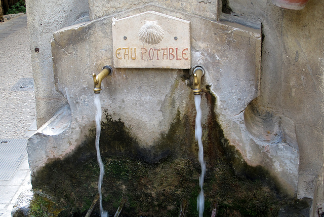 Fontaine, Saint-Guilhem-le-Désert (août 2012) (Hérault, France)
