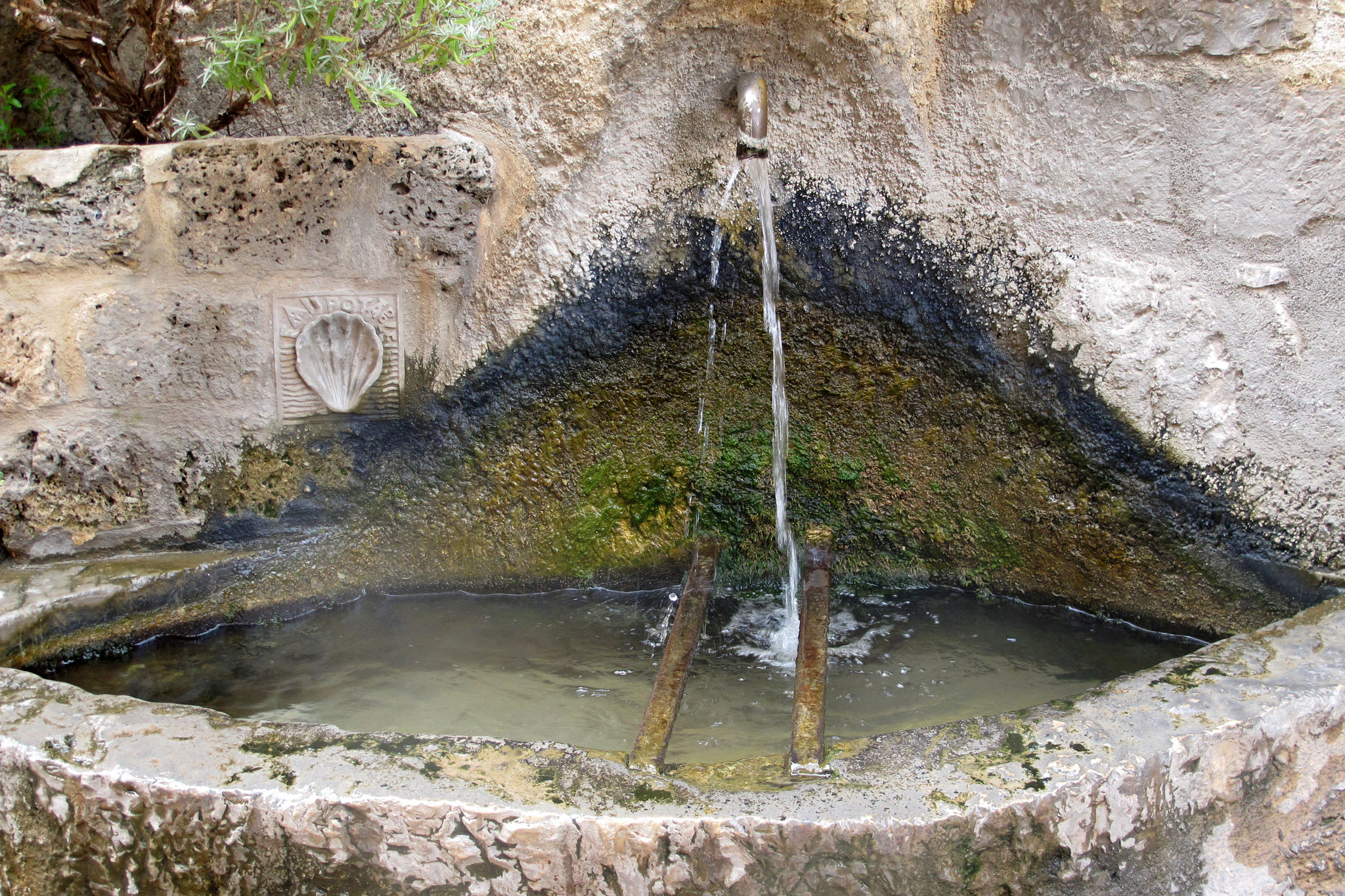 Fontaine, comme une bouche, Saint-Guilhem-le-Désert (août 2012) (Hérault, France)