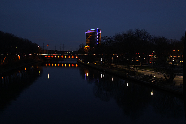 20140118 3310RWw [D-OB] Rhein-Herne-Kanal, Blick von der Spiral-Brücke, Gasometer, Kaisergarten, Oberhausen