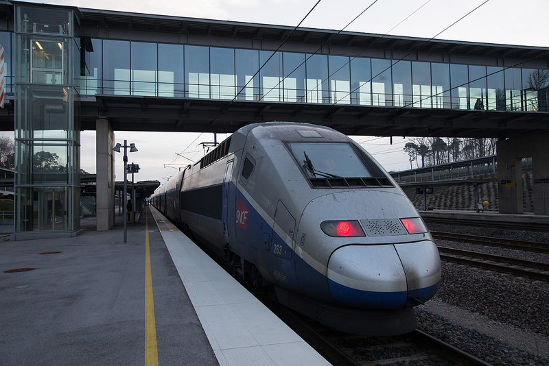 Auxons-Dessous: Gare Besançon Franche-Comté TGV: Départ du TGV 6880 pour Strasbourg.