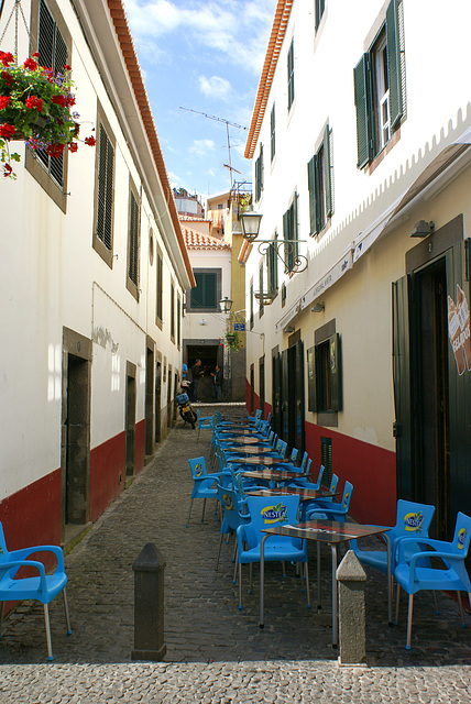 Madeira. Am Hafen von Camara de Lobos. Platz ist in der engsten Gasse. ©UdoSm