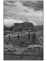 Pueblo del Arroyo in black and white