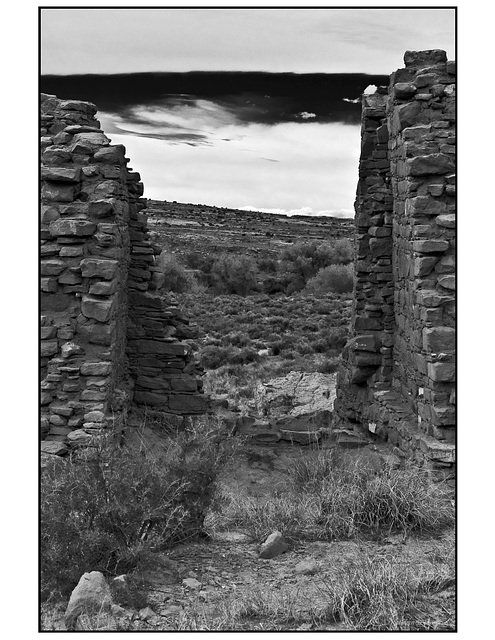 Pueblo del Arroyo in black and white