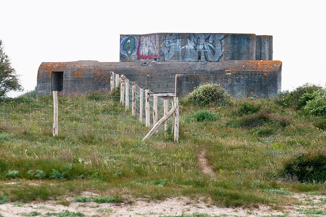 Blockhaus (Bunker) auf Düne auf SW-Seite der Île d'Oléron - 2011-04-30-_DSC7044