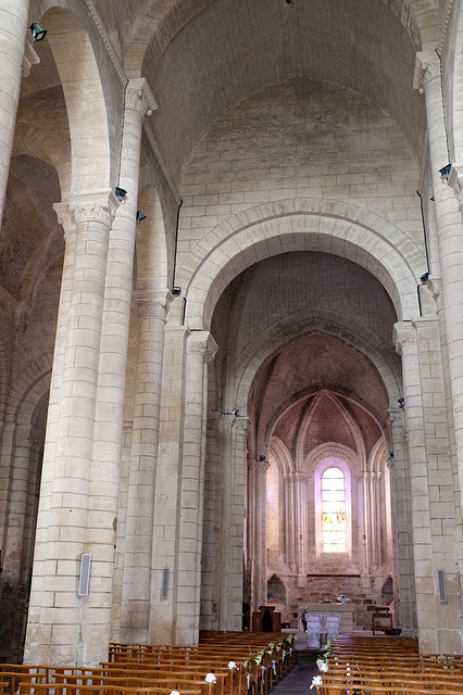 Nef de l'église Ste-Croix de Parthenay