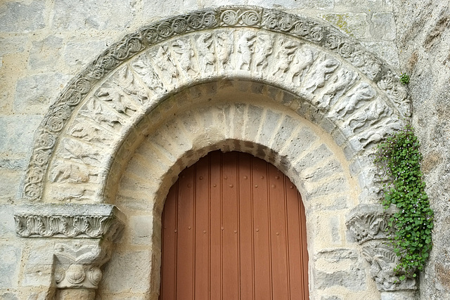 Portail roman de l'église Ste-Croix de Parthenay