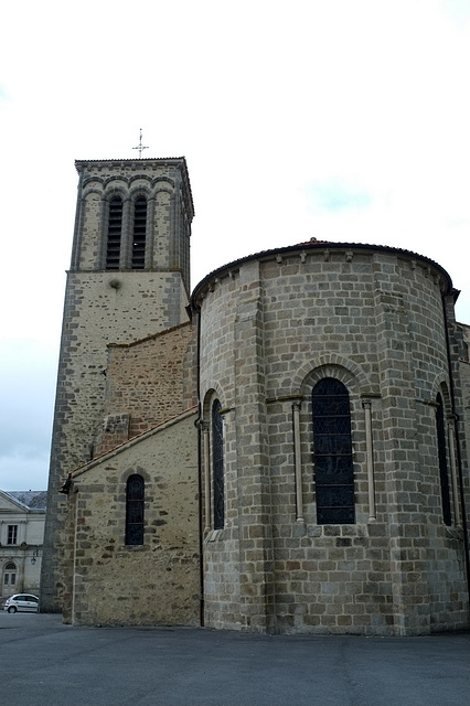 Chevet de l'église Ste-Croix de Parthenay