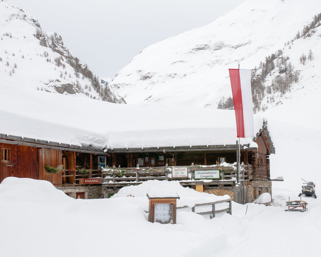 Fane-Alm, Zingerlehütte, Jausestation Zingerle, unterm Schnee, im Winter - 2009-01-24-_DSC3575