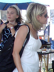 Blonde Mom in wedges / Maman blonde en chaussures sexy / Montréal,  Québec - CANADA /  July 27th 2008