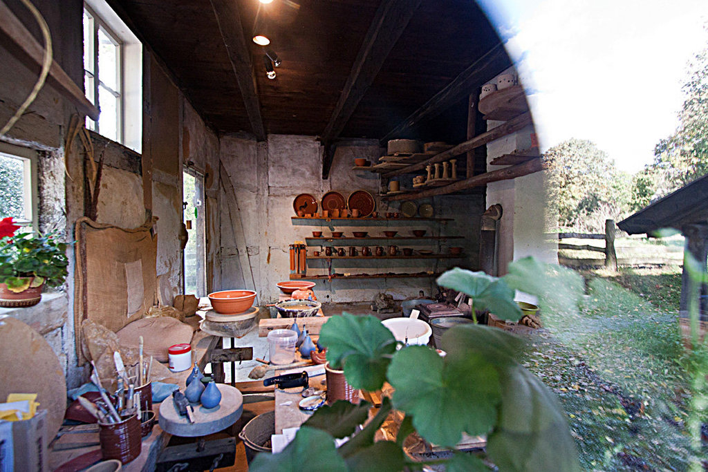 20121008 1483RWw OS, Töpferei mit Fensterspiegelung