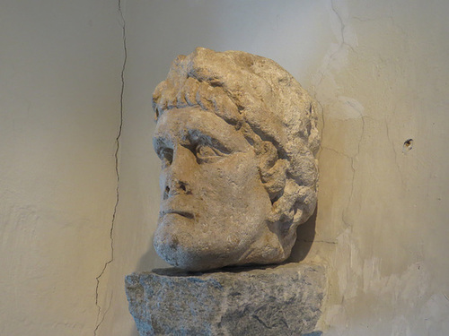 Traismauer : tête romaine.
