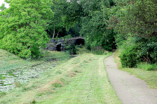 La Fera Ponto estas kopio de la Coalbrookdale Bridge en Anglujo el 1799. (Die Eiserne Brücke ist ein Nachbau der Coalbrookdale Bridge von 1799 .)