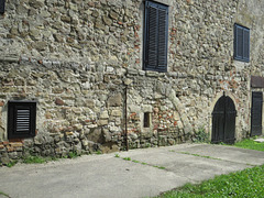 Zeiselmauer : restes d'arcades romaines dans un mur.