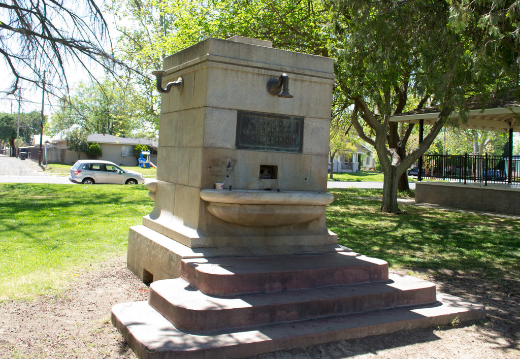 Newman John Sharp monument (1724)