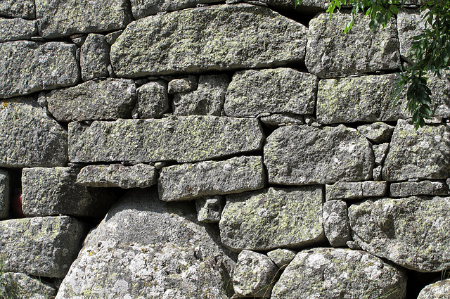 Mur à Rieutord-d'Aubrac (Lozère, région Languedoc-Roussillon, France)