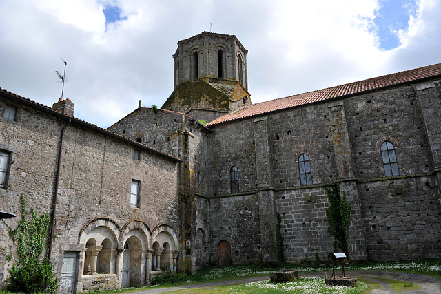 Ancien carré du cloître de l'abbaye de Parthenay-le-Vieux