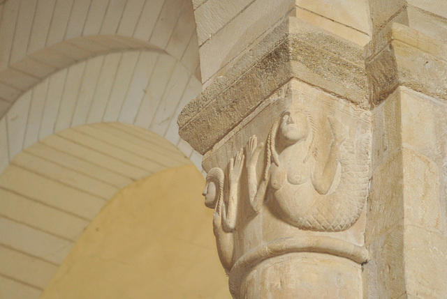 Chapiteau roman de l'église de Parthenay-le-Vieux