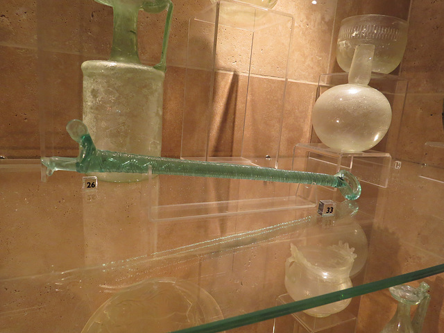 Aquincum, palais du gouverneur : mobilier en verre.