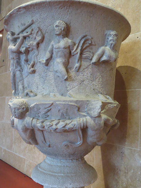 Aquincum : cratère avec scènes mythologiques.