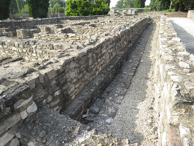 Aquincum, agglomération civile : égoût entre les maisons.