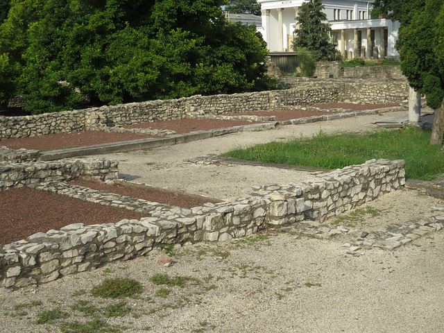 Aquincum, agglomération civile : échoppes le long du cardo.