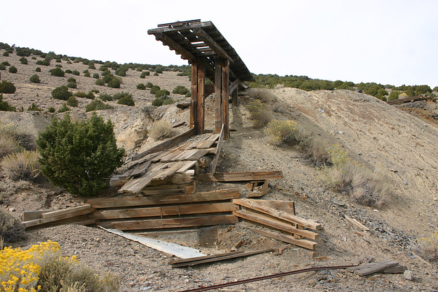 Overhanging track