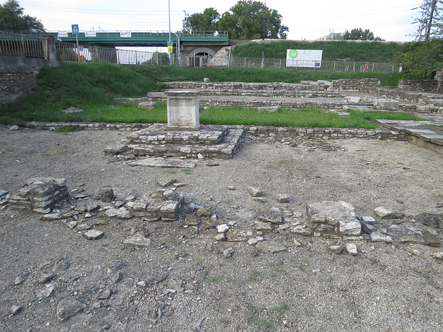 Aquincum, agglomération civile : le sanctuaire principal du forum.