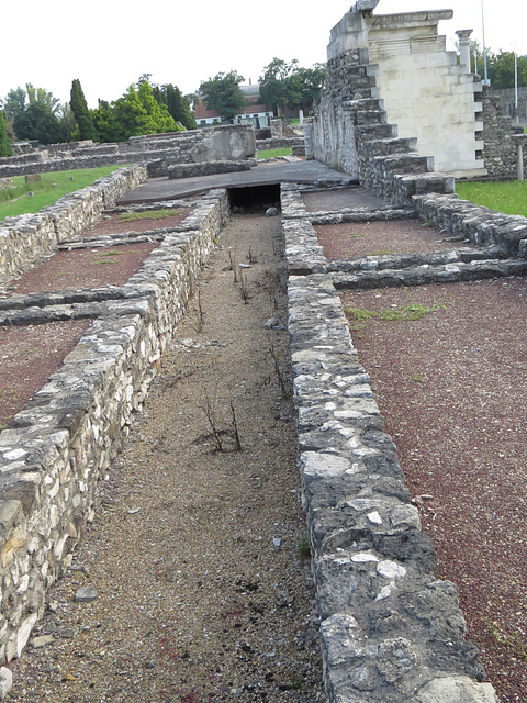 Aquincum, agglomération civile : égout principal passant sous le forum.