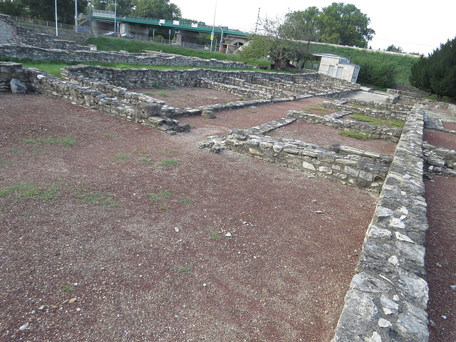 Aquincum, agglomération civile : tabernae jouxtant le forum.