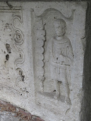 Aquincum : porte-enseigne au côté d'un sarcophage.