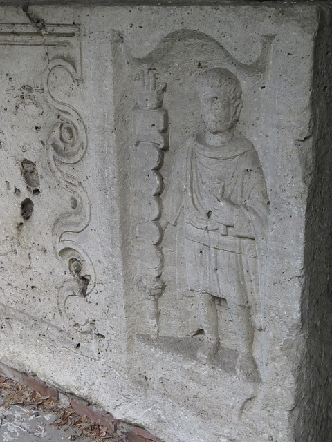 Aquincum : porte-enseigne au côté d'un sarcophage.