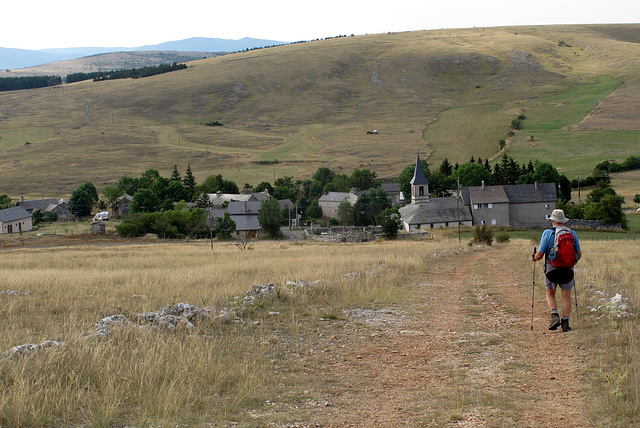 Descente vers Hures, causse Méjean (Lozère, France)