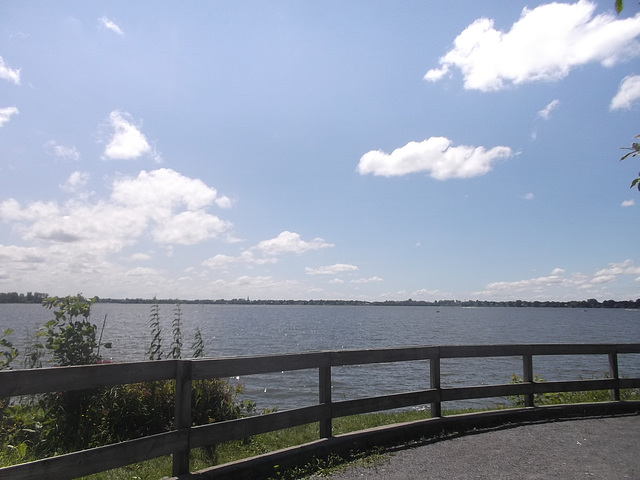 Promenade le long de la rivière Richelieu / Relaxing at the edge of the Richelieu river