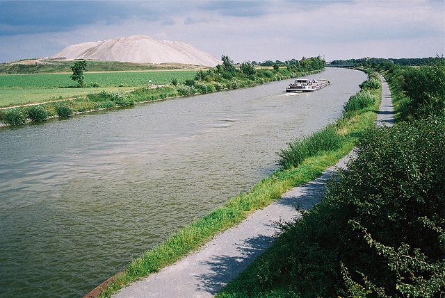 der Mittellandkanal mit der Kalihalde Friedrichshall bei Sehnde