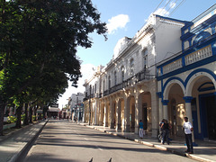 Plaza de la revolución en la sombra / Révolution ombragée.