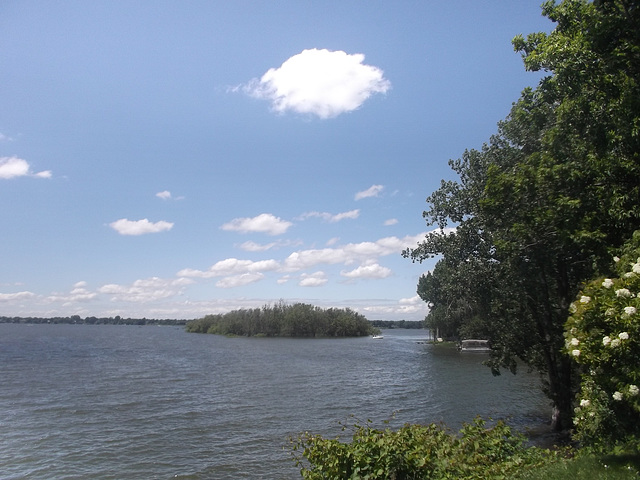 Promenade le long de la rivière Richelieu / Relaxing at the edge of the Richelieu river