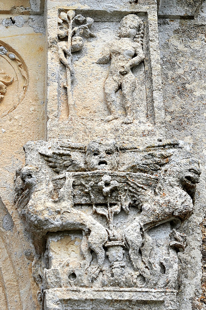 Eve - Sculpture du portail de l'église de Baillou - Loir-et-Cher