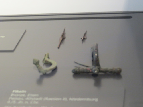 Passau/Boiotro : fibules en croix.
