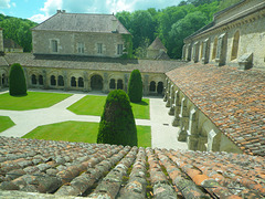 Abbaye de Fontenay : le cloître.