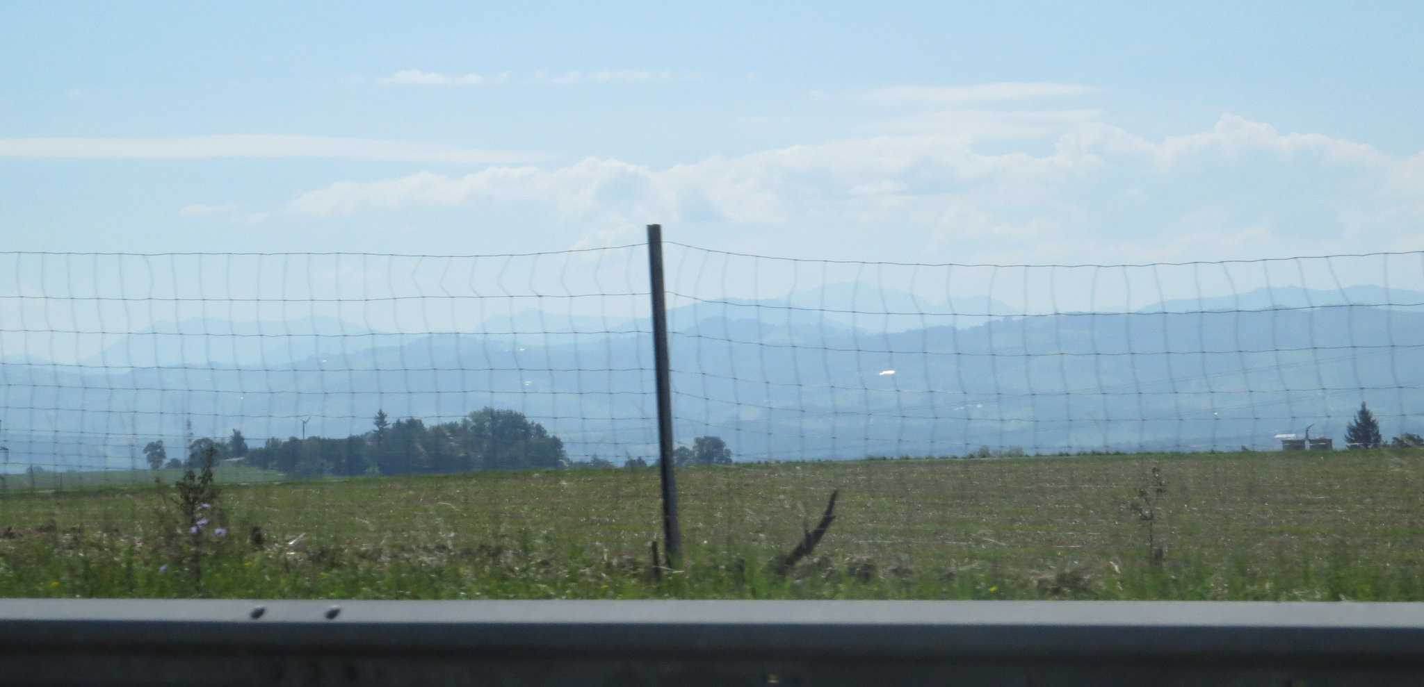 Vers Amstetten : les montagnes dominant la plaine du Danube.