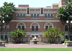 Fountain and Doheny Library at USC, July 2008