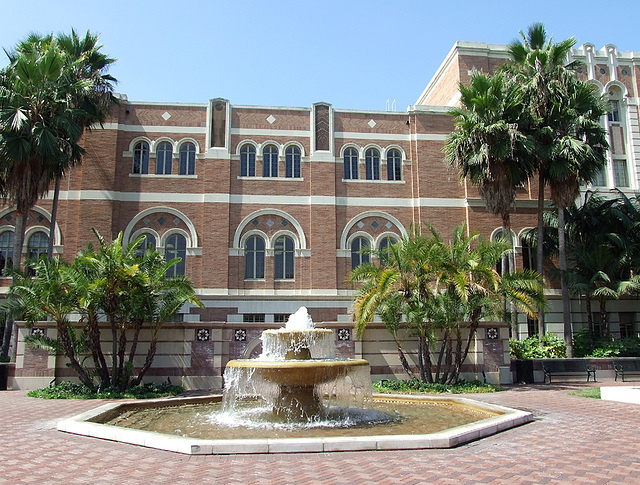 Fountain and Doheny Library at USC, July 2008