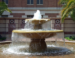 Fountain by Doheny Library at USC, July 2008