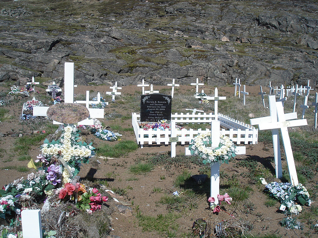 Cimetière Inuit / Inuit cemetery.