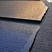 La reproduction de la pierre de Rosette par Joseph Kosuth sur la place des Écritures à Figeac