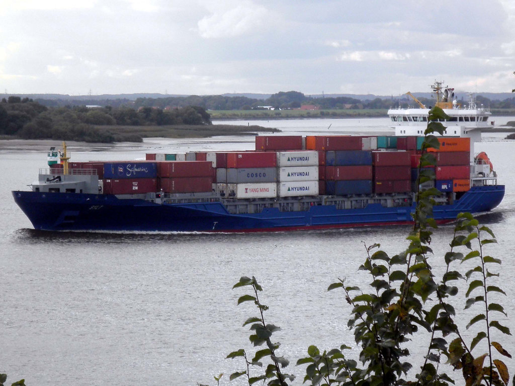 Feeder-Containerschiff  SYLT auf der Elbe