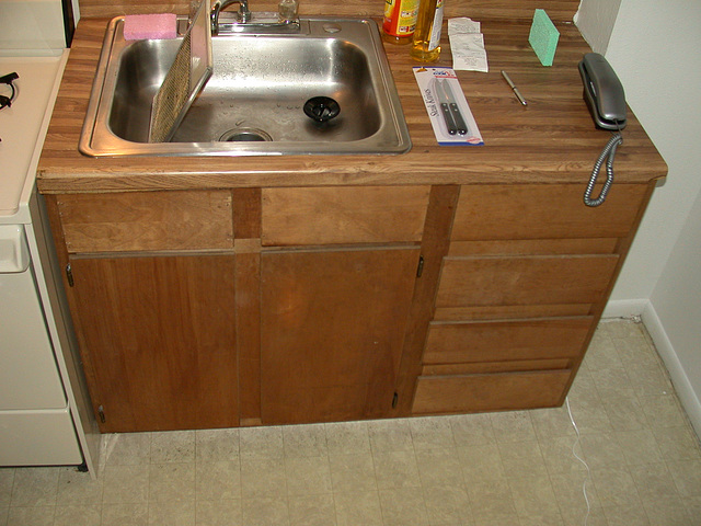 DSCN14171st apartment - sink