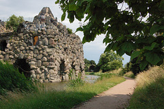 "La Ŝtono kaj malantaŭe la groto de Egeria ("Der Stein" und im Hintergrund die Grotte der Egeria)